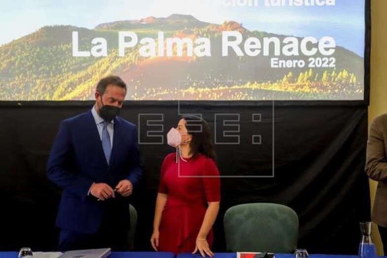 El secretario de Estado de Turismo, Fernando Valdés (i) y la consejera de Turismo del Gobierno de Canarias, Yaiza Castilla (d ) / EFE / Luis G Morera